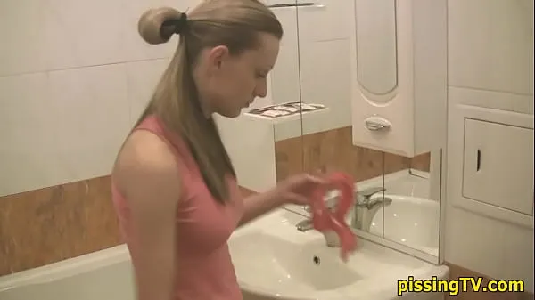 XXX Girl pisses sitting in the toilet أفضل مقاطع الفيديو