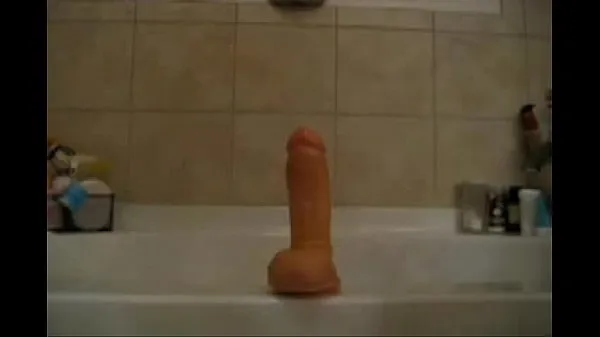 XXX Dildoing her Cunt in the Bathroom शीर्ष वीडियो