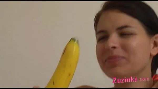 XXX How-to: Young brunette girl teaches using a banana en iyi Videolar
