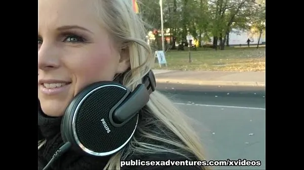 ХХХ Блондинка-тусовщица обожает трах на улице топ Видео