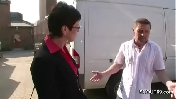 XXX German Short Hair Mature Bailiff Seduce to Fuck Outdoor on Car by Big Dick Client najboljših videoposnetkov