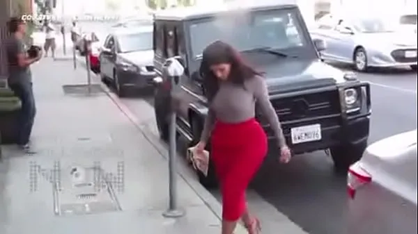 XXX Video) Kim Kardashian B tt Too Big For Her Tight Skirt Can't Get Out Of Her C วิดีโอยอดนิยม
