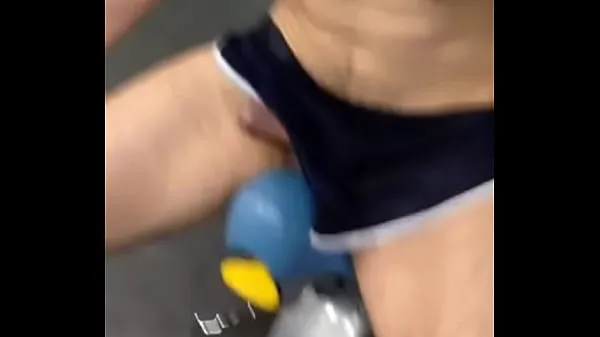 XXX Got piss showered while working out in a public gym أفضل مقاطع الفيديو