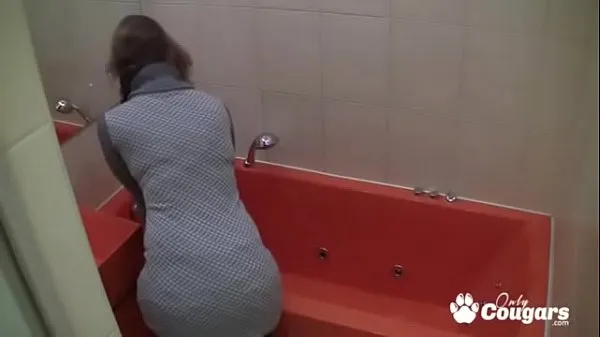 XXX Amateur Caught On Hidden Bathroom Cam Masturbating With Shower Head κορυφαία βίντεο