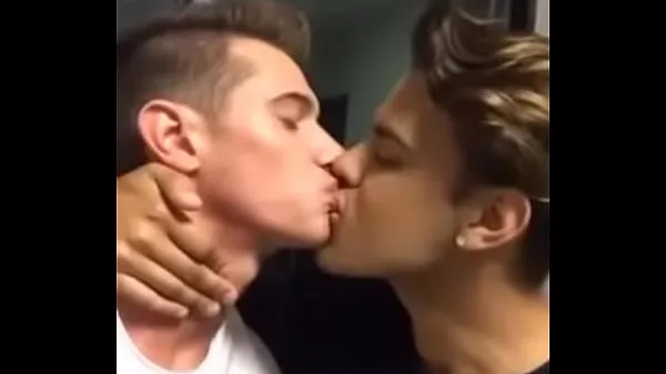 XXX I kissed a boy热门视频