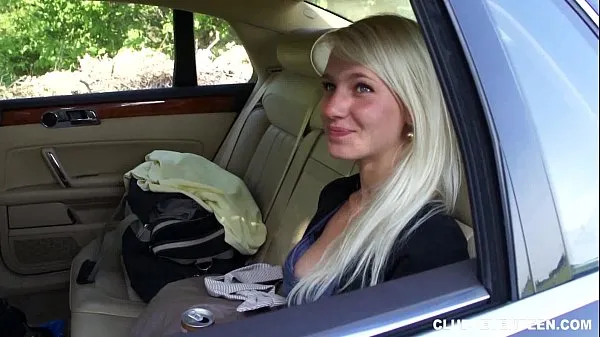XXX سب سے اوپر کی ویڈیوز Hot blonde teen gives BJ for a ride home