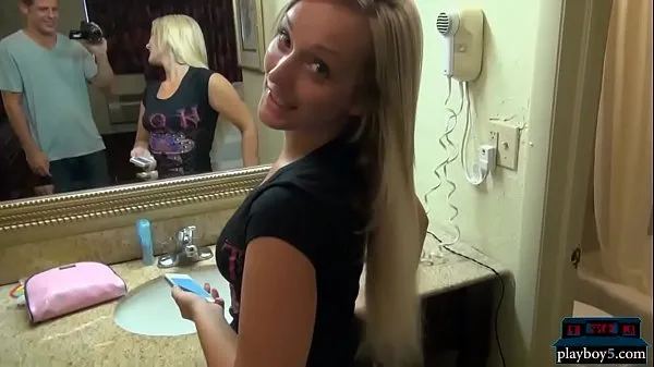 XXX Blonde amateur GFs fucking in homemade porn videos热门视频