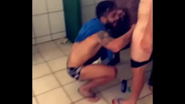 XXX Soccer team jacks off with two hands in the locker room bästa videor