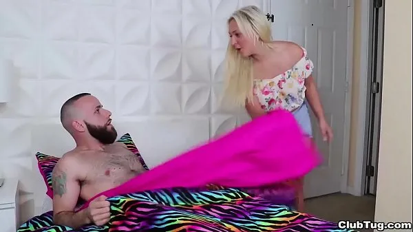 XXX سب سے اوپر کی ویڈیوز clubtug-Blonde slut jerks off a naked dude