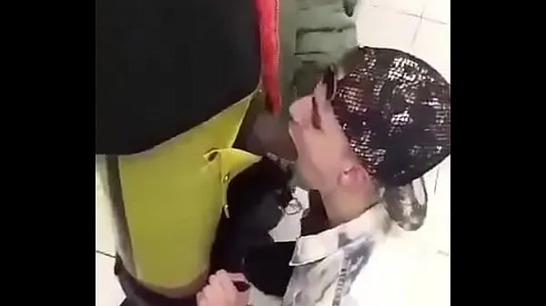 XXX Sucking and taking the 's piss in the bathroom 상위 동영상