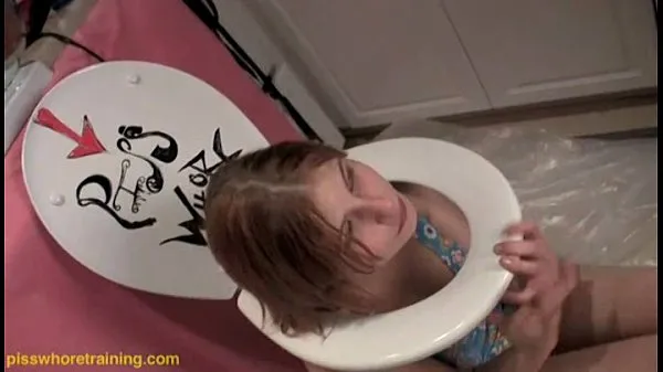 XXX Teen piss whore Dahlia licks the toilet seat clean วิดีโอยอดนิยม