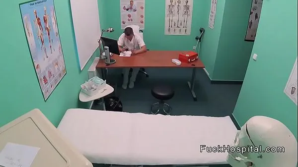 XXX Doctor filming sex with blonde patient en iyi Videolar