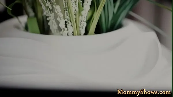 XXXスリーウェイ愛するレズビアン継母が喜ぶトップビデオ