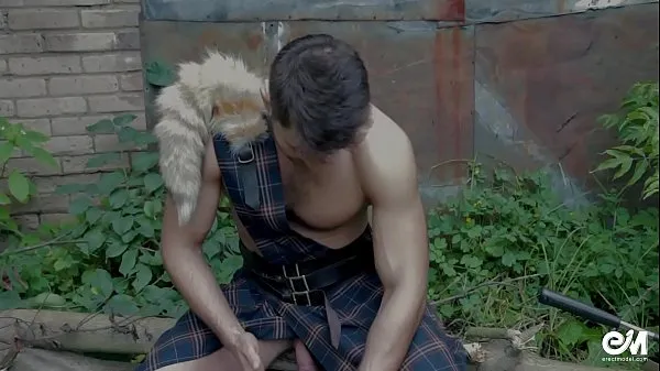 XXX Cute shirtless guy in scottish kilt playing with cock after hard work Video teratas