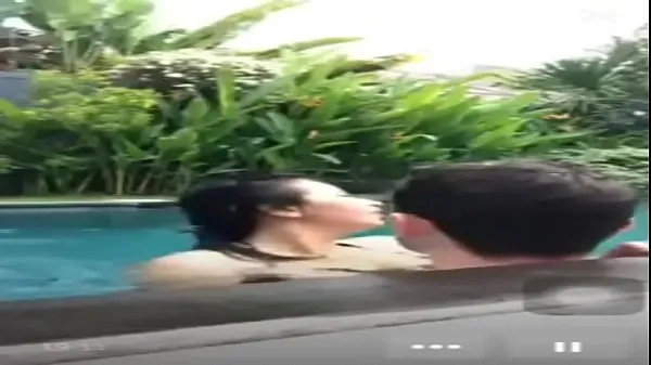 XXX Indonesian fuck in pool during live κορυφαία βίντεο