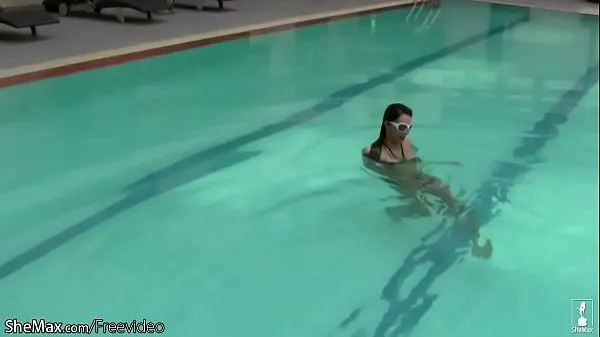 XXX Amazing t-girl poses in bikini poolside and strips in shower en iyi Videolar