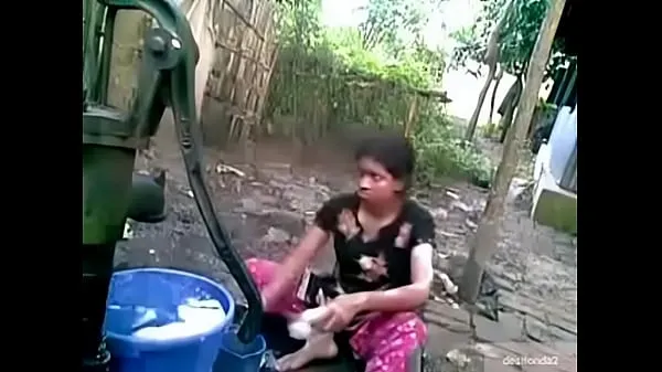 XXX Desi village girl outdoor bath วิดีโอยอดนิยม