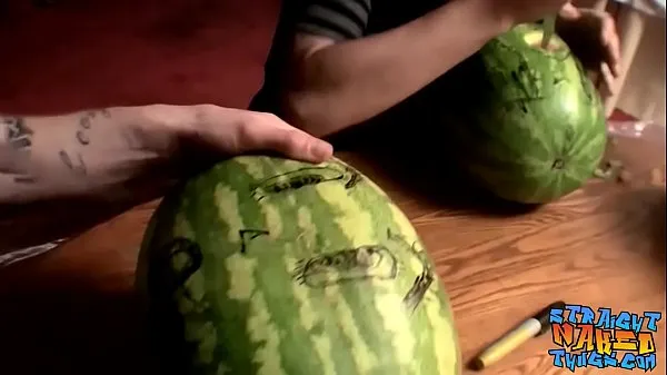 XXX Straight inked guys fuck watermelons until cumming Video teratas