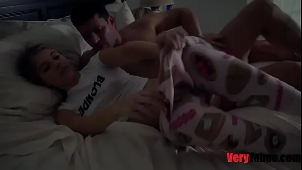 XXX سب سے اوپر کی ویڈیوز Stepdad fucks young stepdaughter while stepmom naps