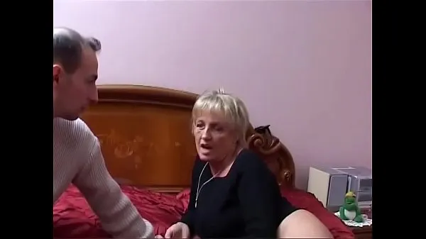 XXX Two mature Italian sluts share the young nephew's cock κορυφαία βίντεο