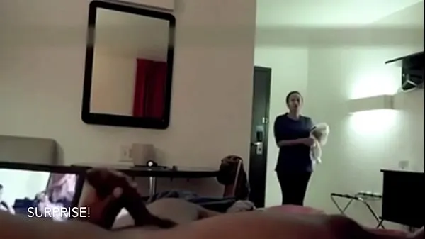 XXX Hotel Maid Catches Him Jerking and Watches Him Cum วิดีโอยอดนิยม