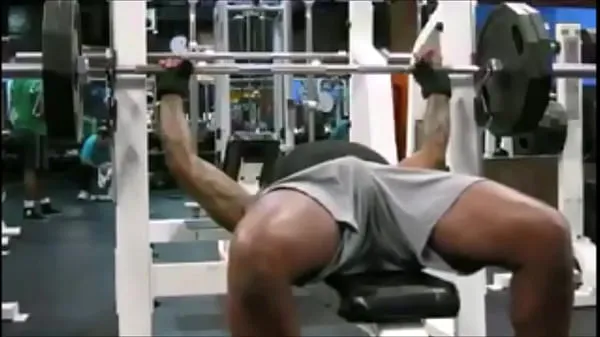 XXX Fitness: men display their during exercise Video teratas