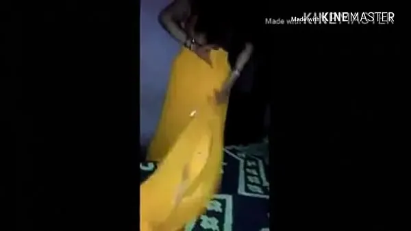 XXX Indian hot horny Housewife bhabhi in yallow saree petticoat give blowjob to her bra sellers κορυφαία βίντεο