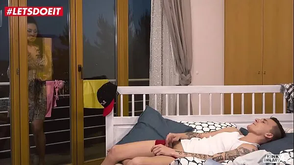 XXX Hijastro se mete en la cama con mamá después de ser seducido mejores videos