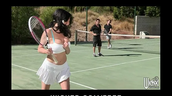 XXX巨乳クーガーはテニスクラブで拾われ、ダブルチームトップビデオ