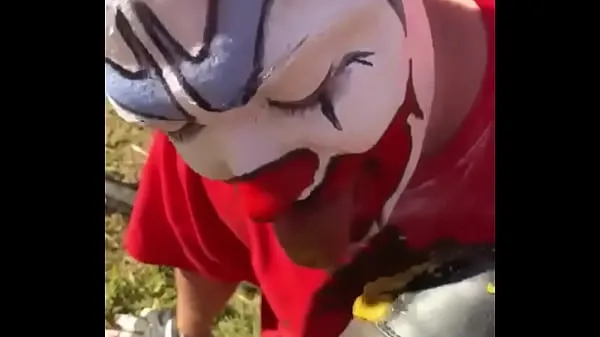 XXX Clown Worshiping Muddy Boot With Hott Sauce najlepšie videá