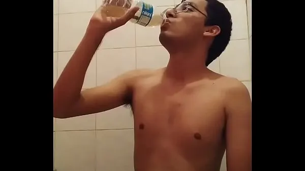 XXX Amateur boy drinks his piss top videa