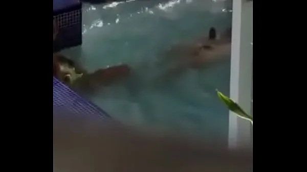 XXX from San Pedro de Macoris swimming in the pool Video hàng đầu