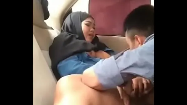 XXX سب سے اوپر کی ویڈیوز Hijab girl in car with boyfriend