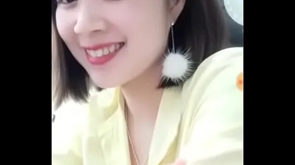XXX Beautiful staff member DANG QUANG WATCH deliberately exposed her breasts top video's