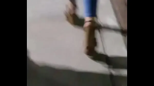 XXX Chica buenota en pantalones azúles caminando en cámara lenta (2da parte Video hàng đầu