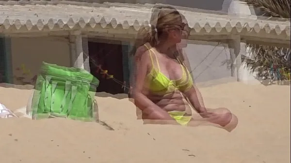 XXX Lady with yellow bikini at the beach top videoer