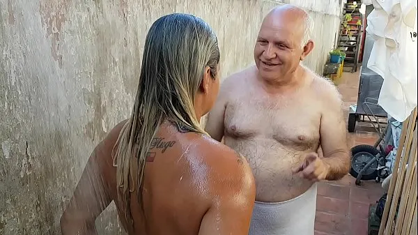 XXX Grandpa bathing the young girl he met on the beach !!! Paty Butt - Old Grandpa - El Toro De Oro top Vídeos