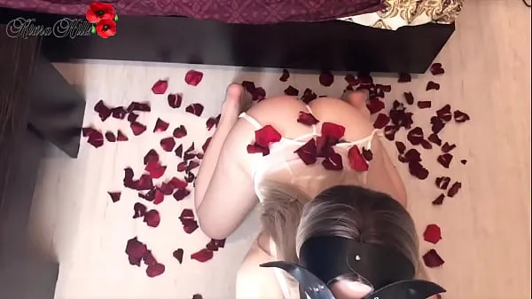 XXX Beautiful Babe Sensual Fucks in Rose Petals On Valentine's Day toppvideoer