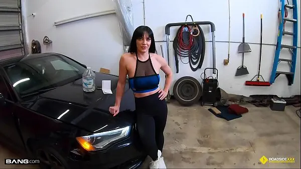 XXX Roadside - Fit Girl Gets Her Pussy Banged By The Car Mechanic κορυφαία βίντεο