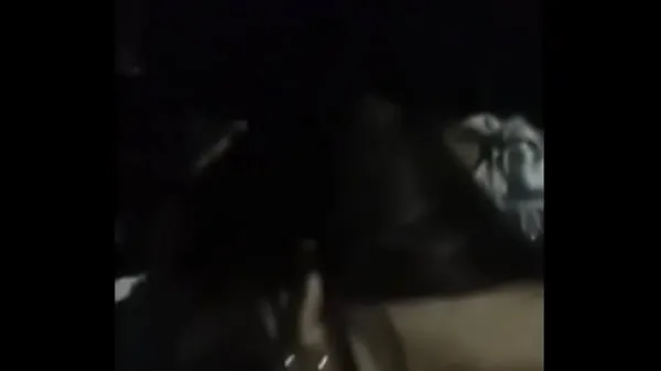 XXX Jeune italienne suce un inconnu dans sa voiture top Vidéos