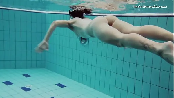 XXX Submerged in the pool naked Nina toppvideoer