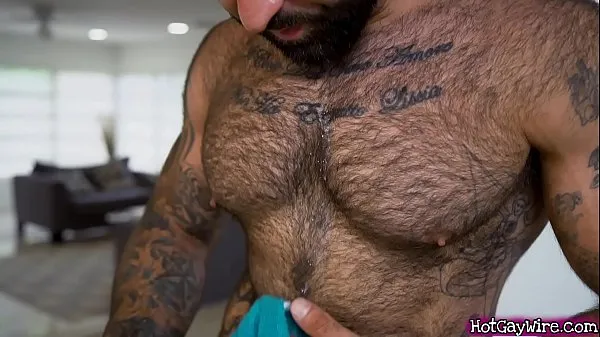 XXX Guy gets aroused by his hairy stepdad - gay porn วิดีโอยอดนิยม