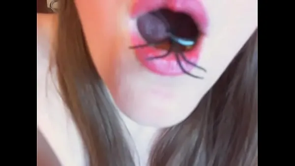 XXX A really strange and super fetish video spiders inside my pussy and mouth en iyi Videolar