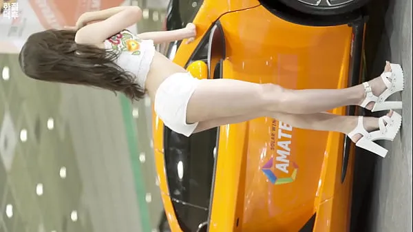 XXX Public account [喵贴] Korean auto show temperament white shorts car model sexy temptation 상위 동영상