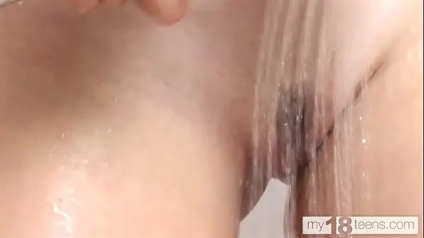 XXX سب سے اوپر کی ویڈیوز MY18TEENS - Hot blonde teen masturbates while taking a shower