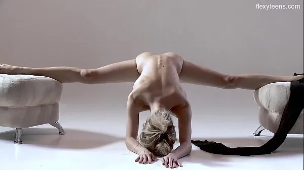 XXX Flexible teen babe with very hairy pussy doing spreads najlepšie videá