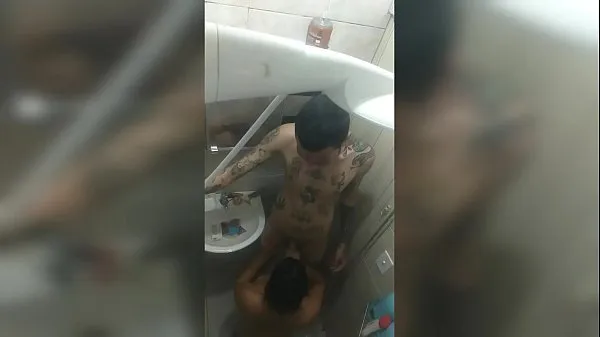 XXX I filmed the new girl in the bath, with her mouth on the tattooed's cock... She Baez and Dluquinhaa热门视频