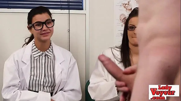 XXX English voyeur nurses instructing tugging guy Video teratas