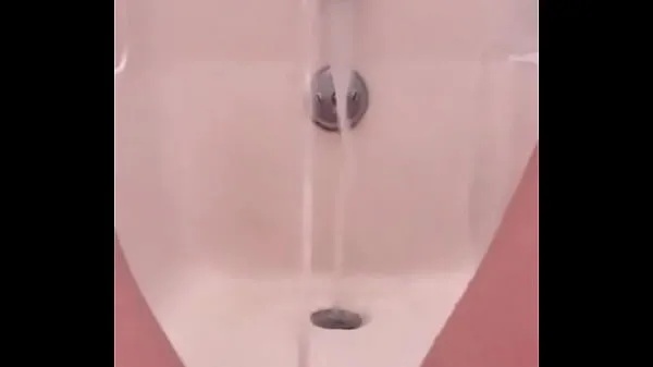 XXX سب سے اوپر کی ویڈیوز 18 yo pissing fountain in the bath