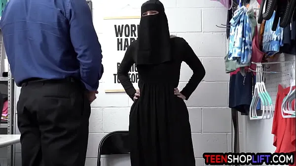 XXX Muslim teen thief Delilah Day exposed and exploited after stealing Video teratas